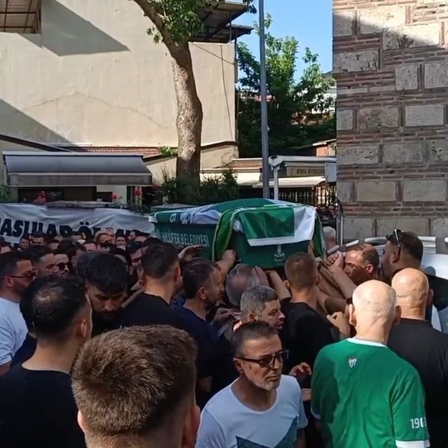 Motosikletiyle refüje çarpıp ölen kuryenin kardeşi de 4 yıl önce motosiklet...