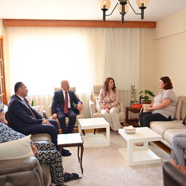 Vali Varol, şehit aileleriyle bayramlaştı