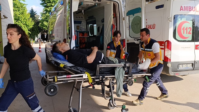 Üzerine iş makinesi devrilen işçi yaralandı