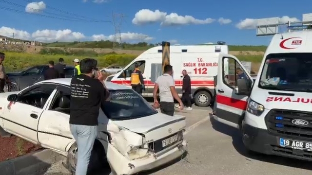 Çorum'da iki otomobil çarpıştı: 4 yaralı