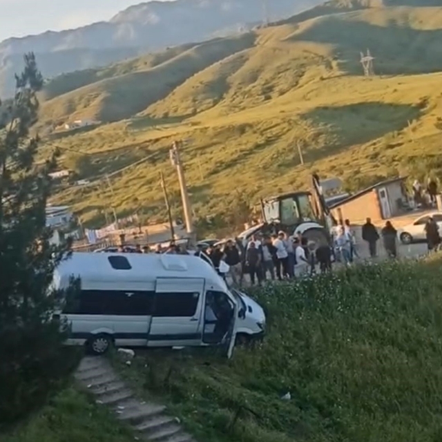 Mezarlık ziyareti dönüşü faciadan dönüldü: Freni patlayan minibüs şarampole...