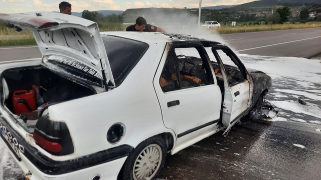 Sinop'ta seyir halindeyken yangın çıkan otomobil kullanılamaz hale geldi