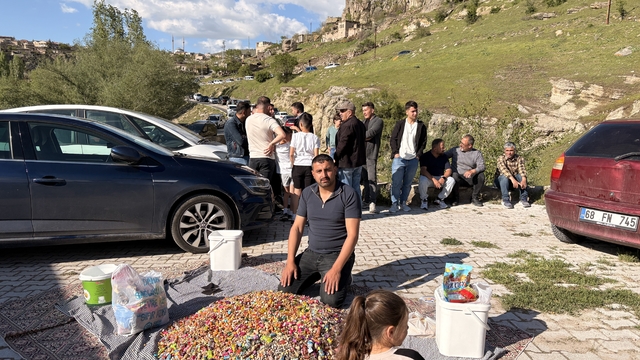 Güzelyurt'ta şekerli mezarlık ziyareti geleneği sürüyor