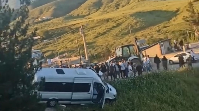 Mezarlık ziyareti dönüşü faciadan dönüldü: Freni patlayan minibüs şarampole yuvarlanmaktan son anda kurtuldu