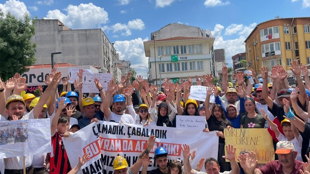 Maaşlarını alamadıklarını iddia eden madenciler aileleriyle yürüdü