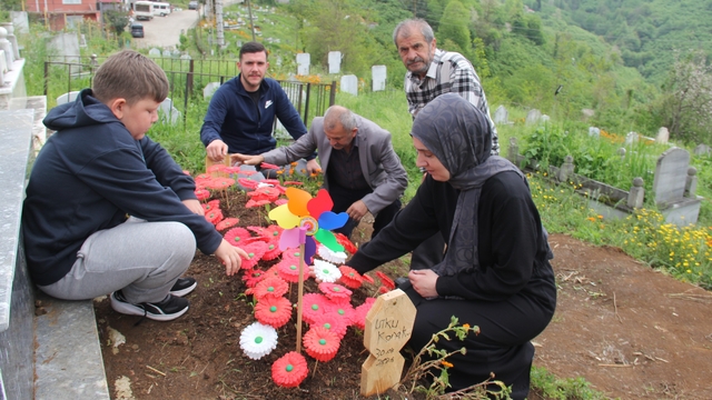 Bayram arefesinde mezar başında adalet istedi: "Asıl suçlular dışarıda"