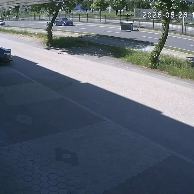 Bursa'da kamyonet kasasından demir kafes düştü; o anlar kamerada