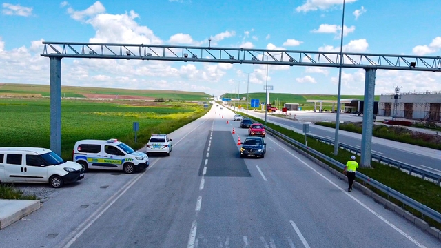 Çorum'da bayram tatili için yola çıkan sürücülere leblebi ikramı