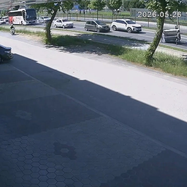 Kamyonetten düşen demir kafes faciaya davetiye çıkardı