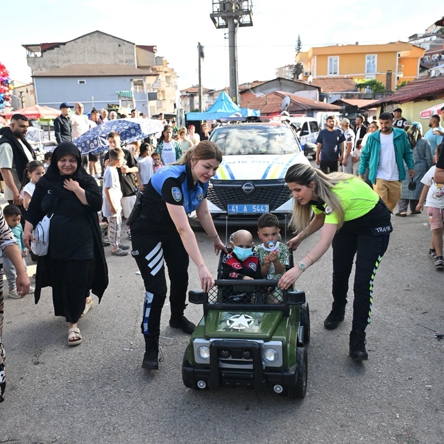 Kocaeli polisinden lösemi hastası minik Halime'ye bayram sürprizi