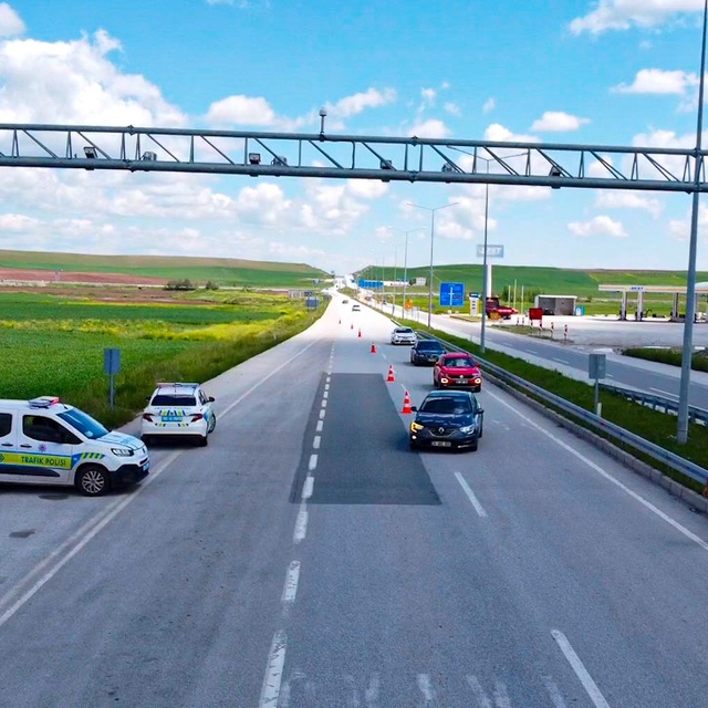 Çorum'da bayram tatili için yola çıkan sürücülere leblebi ikramı