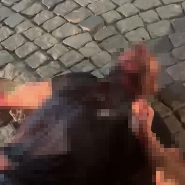 Husumetli olduğu akrabasının boğazını kesip kahvehanenin önüne attı