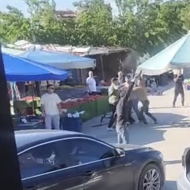İzmir'de pazarcılar arasında silahlı kavga kamerada