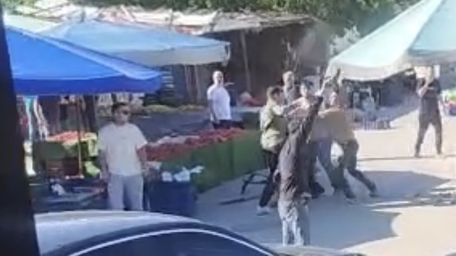 İzmir'de pazarcılar arasında silahlı kavga kamerada