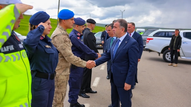 Bayburt'ta bayram görevindeki güvenlik personeliyle bayramlaşıldı