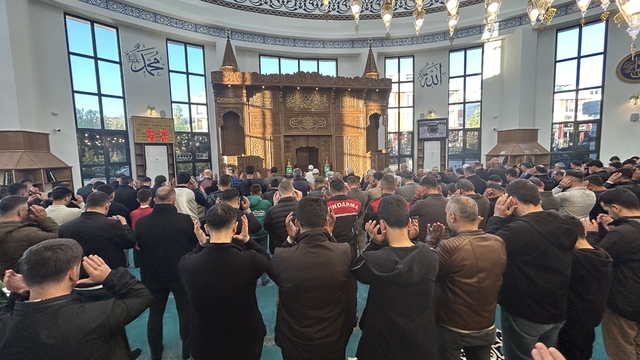 Van'da Kurban Bayramı namazı coşkusu
Vanlılar bayram namazı için camilere akın etti
