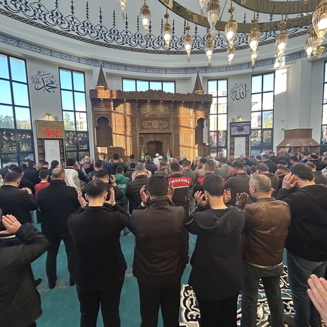 Van'da Kurban Bayramı namazı coşkusu
Vanlılar bayram namazı için camilere a...