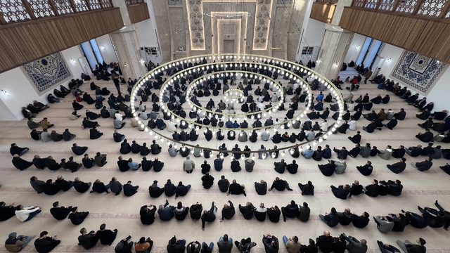 Kars'ta bayram namazında camiler doldu taştı