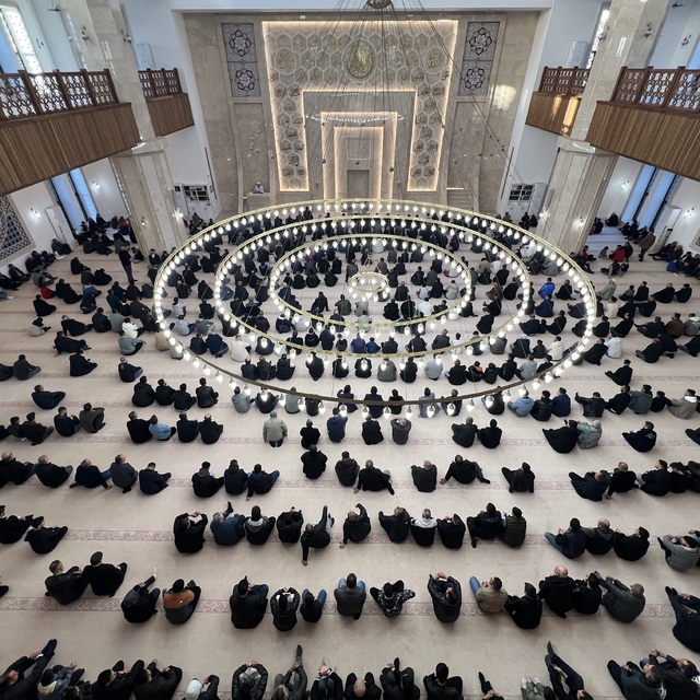 Kars'ta bayram namazında camiler doldu taştı