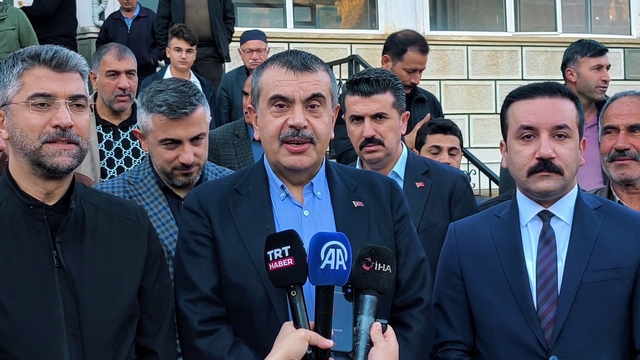 Milli Eğitim Bakanı Yusuf Tekin bayram namazını baba ocağı Uzundere'de kıldı