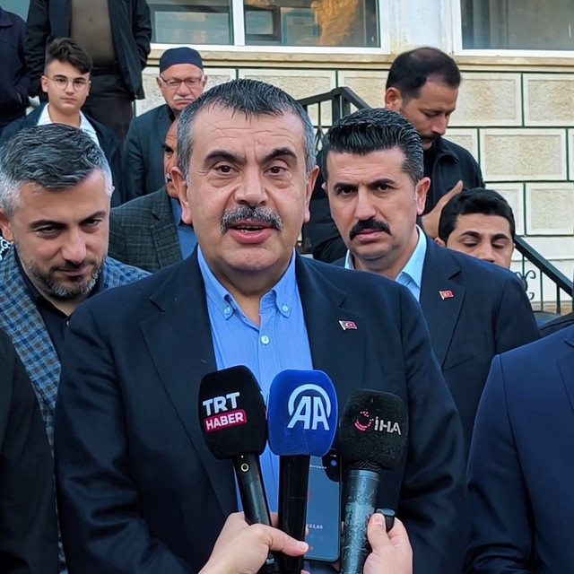 Milli Eğitim Bakanı Yusuf Tekin bayram namazını baba ocağı Uzundere'de kıld...