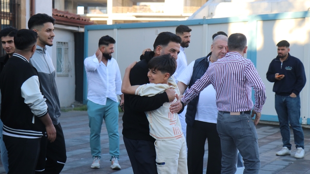 Sakarya'da vatandaşlar bayram namazı için camileri doldurdu