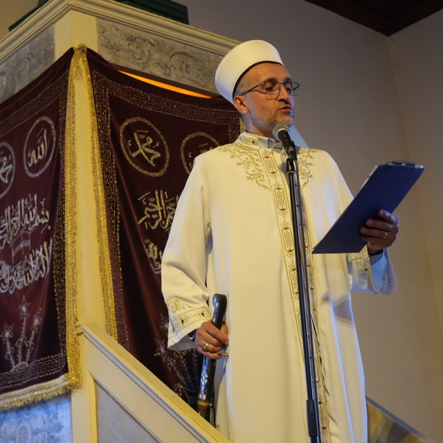 Sultan Abdülmecid'in şifa bulduğuna inanılan camide 100 yıllık kılıçla bayr...