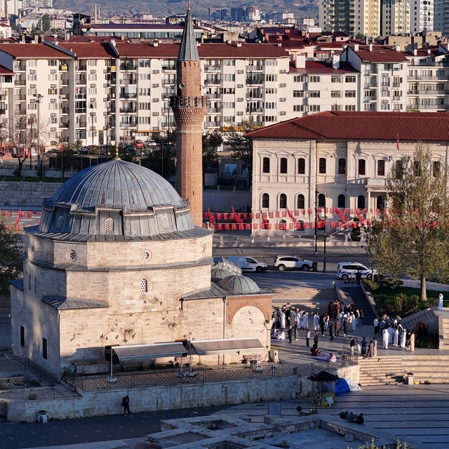 Yöresel kıyafetleriyle tarihi camide bayram namazı kıldılar