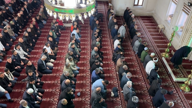 Yüksekova'da bayram namazında vatandaşlar camileri doldurdu