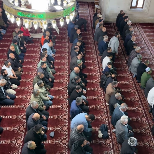 Yüksekova'da bayram namazında vatandaşlar camileri doldurdu