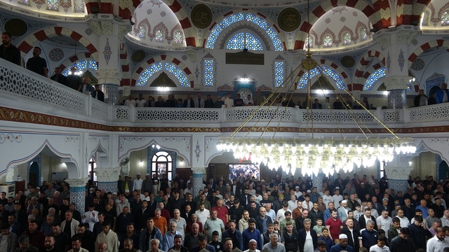 Kilis'te bayram namazında camiler doldu taştı