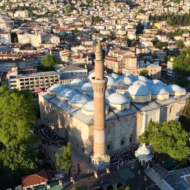 Bursa'da bayram coşkusu tarihi camilerde yaşandı
