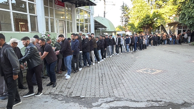 Çanakkale'de asırlık bayram geleneği, bayramlaşma zinciri
Köy meydanında bayramlaşma zinciri