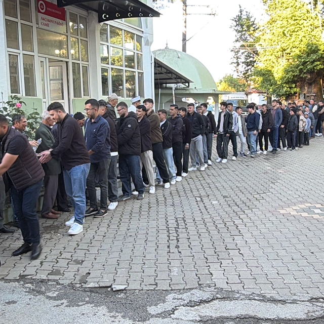 Çanakkale'de asırlık bayram geleneği, bayramlaşma zinciri
Köy meydanında ba...