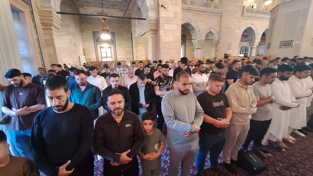 Adana'da camileri dolduran vatandaşlar, bayram namazı için saf tuttu