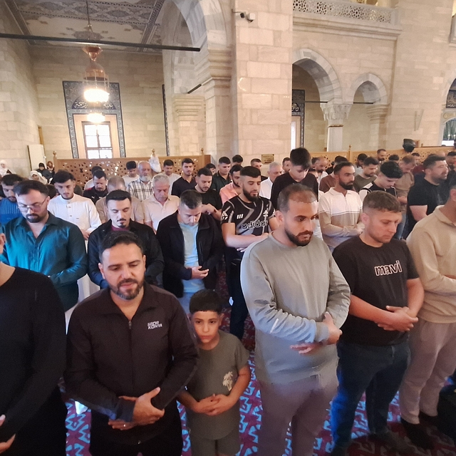 Adana'da camileri dolduran vatandaşlar, bayram namazı için saf tuttu