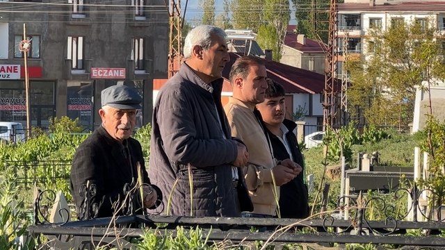 Yüksekova'da vatandaşlar bayram namazı sonrası mezarlıklara akın etti