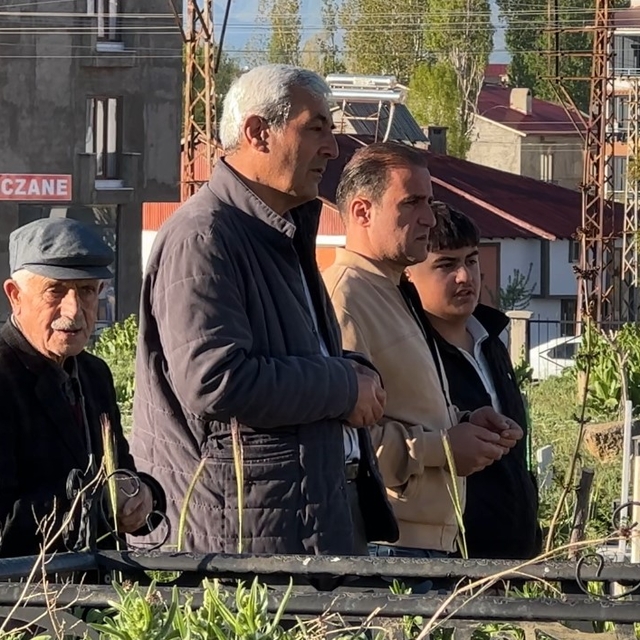 Yüksekova'da vatandaşlar bayram namazı sonrası mezarlıklara akın etti