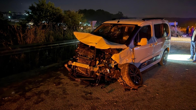 Sakarya'da hafif ticari ile otomobil çarpıştı: 4 yaralı