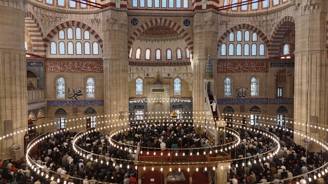 Bakan Güler Selimiye Camii'nde vatandaşlarla bayramlaştı