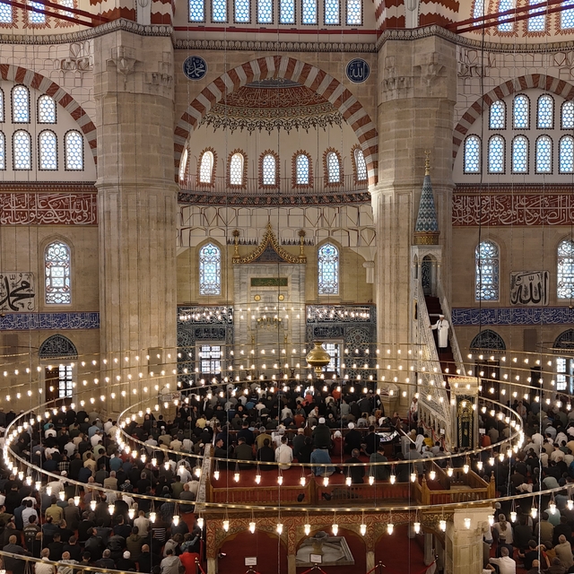 Bakan Güler Selimiye Camii'nde vatandaşlarla bayramlaştı