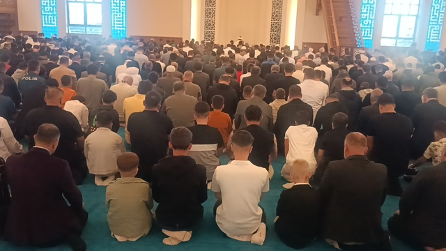 Batman'da, bayram namazında camiler doldu