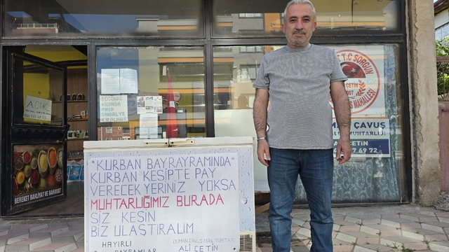 Muhtar Çetin, hayırseverler ve ihtiyaç sahipleri arasında köprü oldu