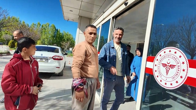 Kurban keserken bıçakla kendini yaraladı