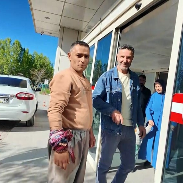 Kurban keserken bıçakla kendini yaraladı