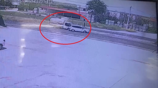 Kurbanlık yüklü kamyonetle hafif ticari aracın çarpıştığı kaza kamerada: 4 yaralı