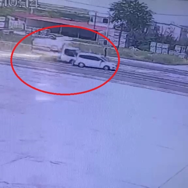 Kurbanlık yüklü kamyonetle hafif ticari aracın çarpıştığı kaza kamerada: 4...
