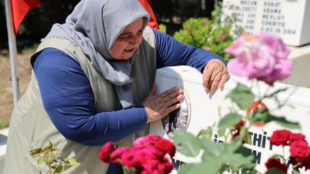 Şehit annesi: "Yaşıyor muyum yaşamıyor muyum bilmiyorum"
Adana'da Kurban Bayramı'nın ilk günü şehit aileleri yakınlarının kabirlerini ziyaret etti