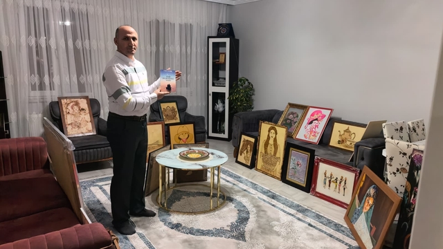 Güvenlik kulübesinden sanat galerisine; ilkokulda başlayan resim tutkusunu bin tablo ile 288 şiire döktü