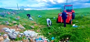 Kars'ta muhtarlar el ele verdi, köy girişlerindeki çöpleri temizledi
